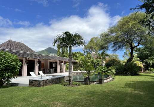 Villa immaculée de 4 chambres avec cottage et bureau dans le domaine de golf de Tamarina, sur la côte ouest de l'île Maurice.