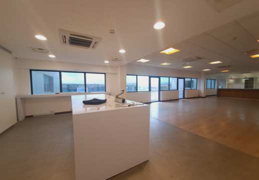 Fully fitted office of 1500sqm for rent in Ebene.