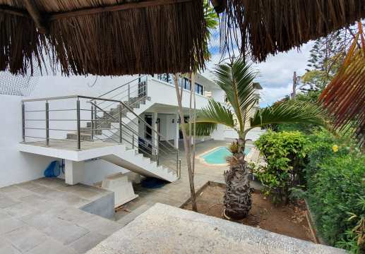 Propriété spacieuse de 8 chambres à coucher avec piscine à vendre à Flic en Flac