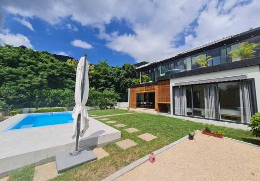 Villa côtière chic de 3 chambres avec jacuzzi. Potentiel commercial à La Gaulette.