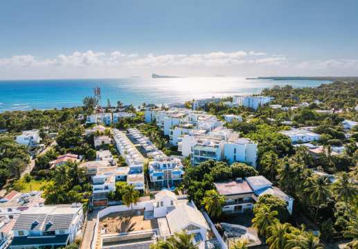 Appartement PDS à vendre à Grand Baie, 197m², 2 chambres, piscine privée, climatisé, vue sur mer et montagne, sécurité, prix $565,000.