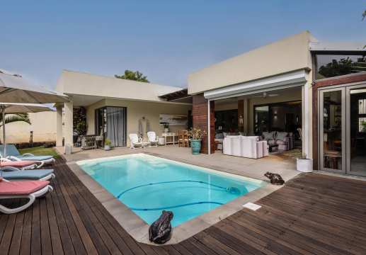 Villa PDS à vendre à Grand Baie, 320m² habitables, terrain 1.300m², 3 chambres, meublé, climatisé, animaux permis, 1 295 000 €.