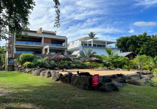 Modern 2 bedroom, 2 bathroom apartment with beach access in Tamarin