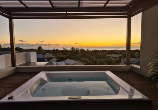 Panoramic 3-Bedroom Penthouse in Tamarin – Rooftop Jacuzzi, Ocean & Mountain Views
