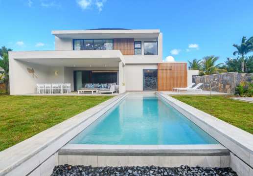 Soyez les premiers à emménager dans cette maison récemment achevée.  Conçue par des experts, la villa est vendue entièrement meublée et prête à être emménagée.