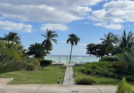 Impressive 3 Bedroom Apartment with Ocean Views and direct beach access in Tamarin